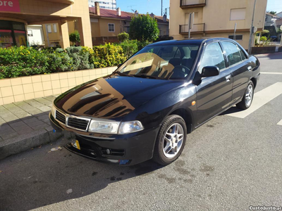 Mitsubishi Lancer 1.3 GLX muitos extras