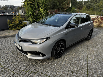 Toyota Auris 1.8 HSD Square Collection