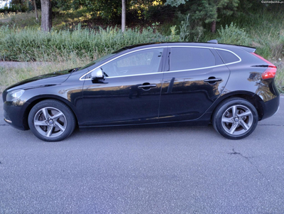 Volvo V40 2.0 D4 190CV R-DESIGN - GPS - VIDROS ESCUROS - CAIXA 6 VEL. - GARANTIA