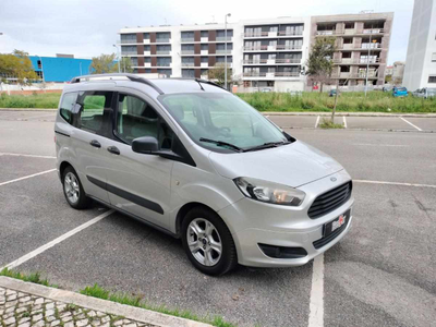 Ford Tourneo Courier 1.0 EcoBoost Titanium