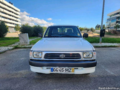 Toyota Hilux 2.4 D de 4 lugares