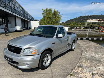 Ford F-150 SVT Lightning V 8 5.4 Supercharged