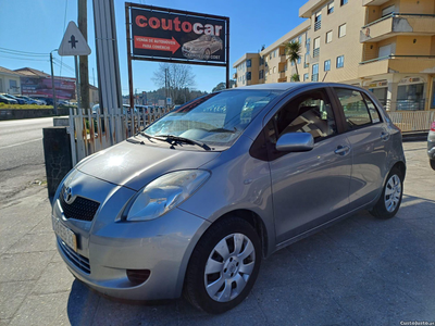 Toyota Yaris 1.0 i  Com  Ac  ( Viatura Nacional  )