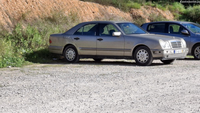 Mercedes-Benz E 220 E 220