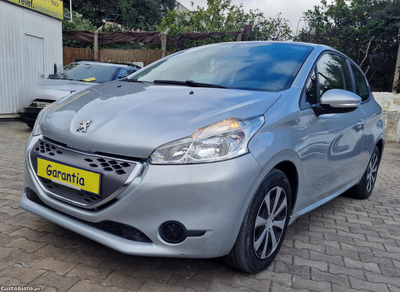 Peugeot 208 1.4 e-HDi, Caixa Automática, 5 Lugares.