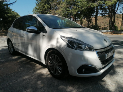 Peugeot 208 Signature 1.2i 82cv GPS