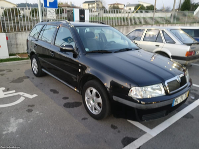 Skoda Octavia 1.6 impecável