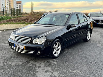 Mercedes-Benz C 200 CDI 2006/03 Bom Estado