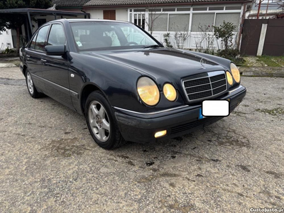 Mercedes-Benz E 220 (210004)