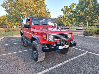 Toyota BJ 73 com capota e sem